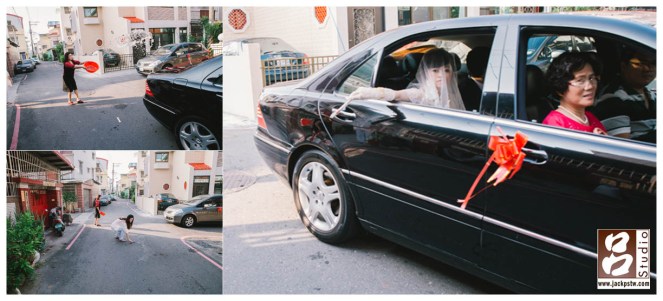 新娘丟扇子，母親潑水，接的是家中晚輩撿扇子