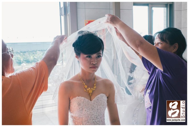 每家的習俗都不同，他們家是在祖先前由父母掀頭紗，給祖先和神明第一眼看到