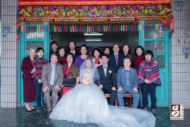 婚攝,Taiwan wedding,婚禮紀錄,婚禮攝影 在老家門前拍大合照