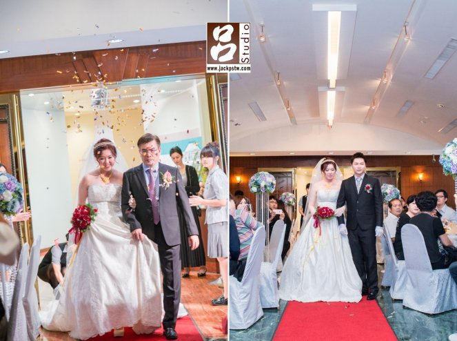 新娘子看到好多親友露出微笑