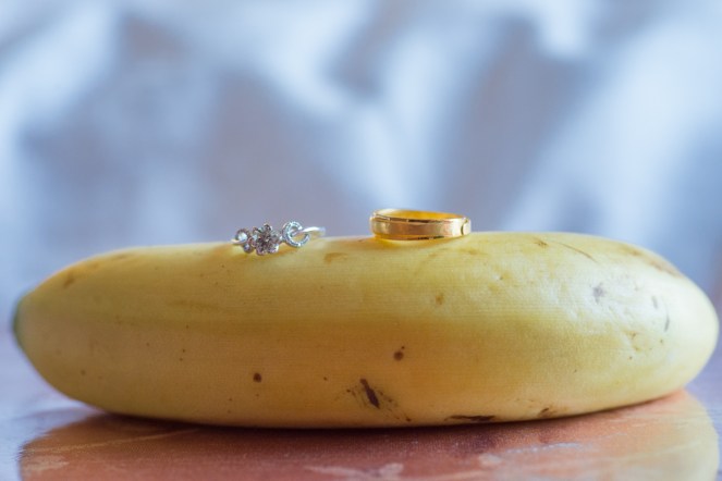 新娘父親怕女兒早餐都沒吃,拿了很多早餐回來,爸爸塞了給我香蕉,我也隨手拿起拍攝把戒環放在香蕉上