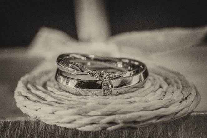 新娘新郎婚戒在下面東西,是二次進場的小禮物