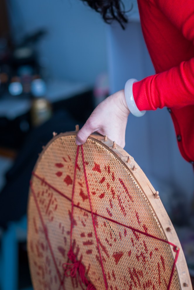 媒婆手拿的米篩(米胎)的特寫局部照片,其實新娘在溝通時就很希望小呂能拍攝多點特寫照,當天花了滿多時間在拍攝局部照