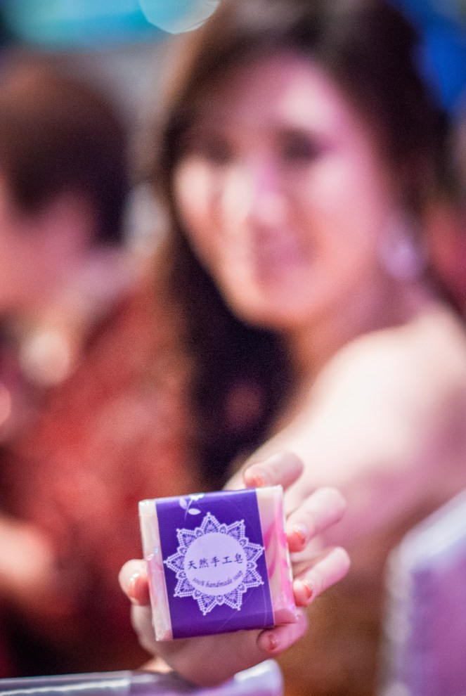 新娘自己親手的香皂,要送給當天賓客,特別要求小呂把她拍霧掉