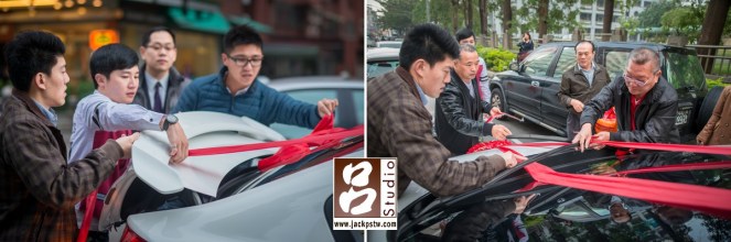 August的朋友在幫忙綁彩帶