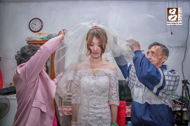 新娘父母一起幫Joyce蓋頭紗