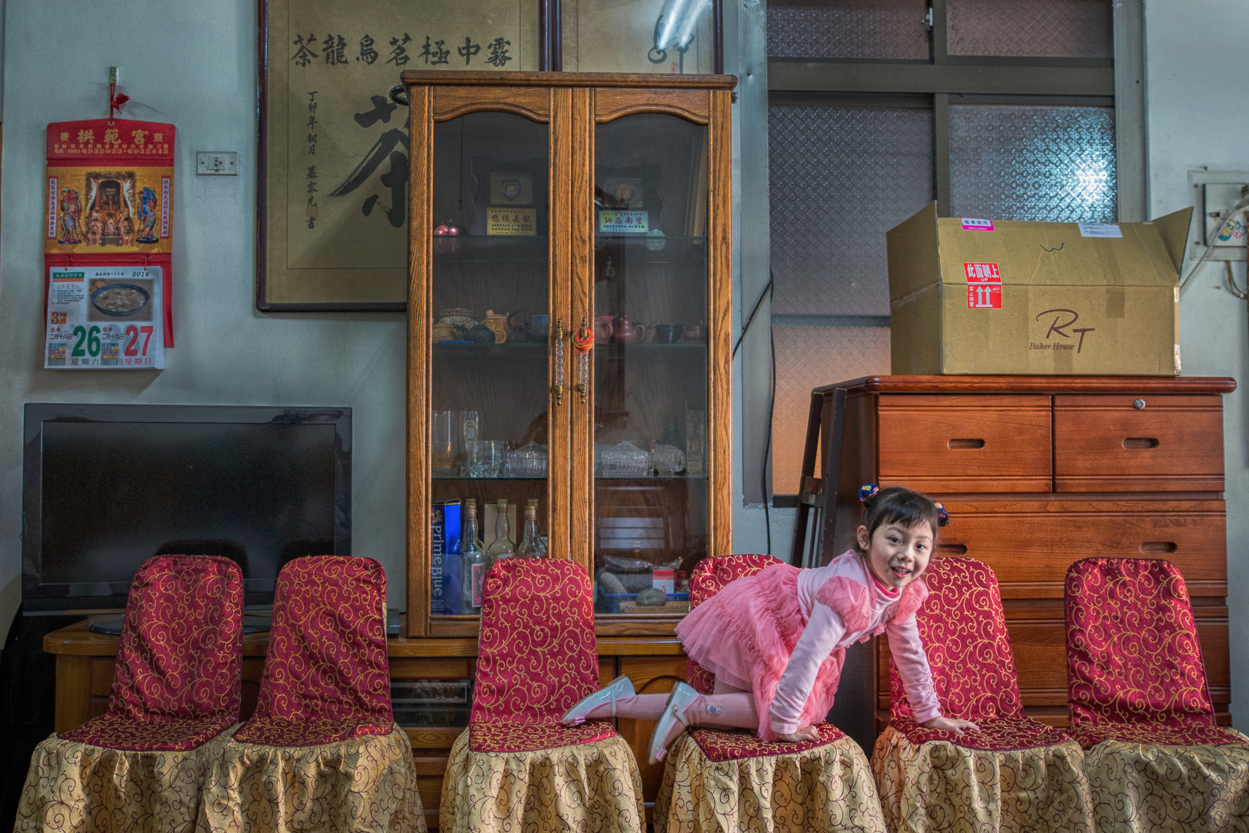 整個場地都是我的playground,新娘的妹妹小女兒一起床就看到一樓擺滿的椅子,就馬上爬上去玩,被我看到拍下