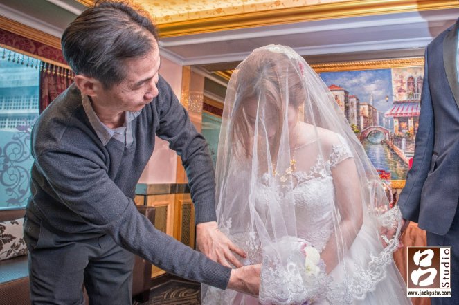 主婚人爸爸, 新娘頭紗 爸爸幫新娘蓋上頭紗