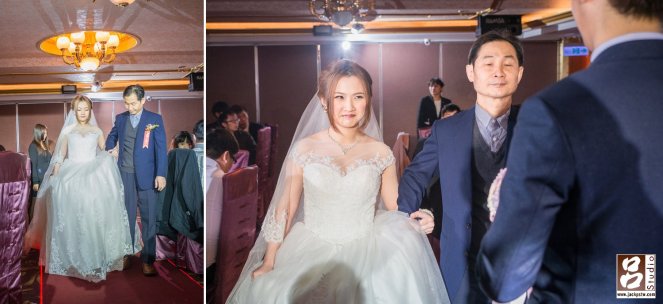 父親的挽女兒的手走在紅地毯 父親的挽女兒的手走在紅地毯