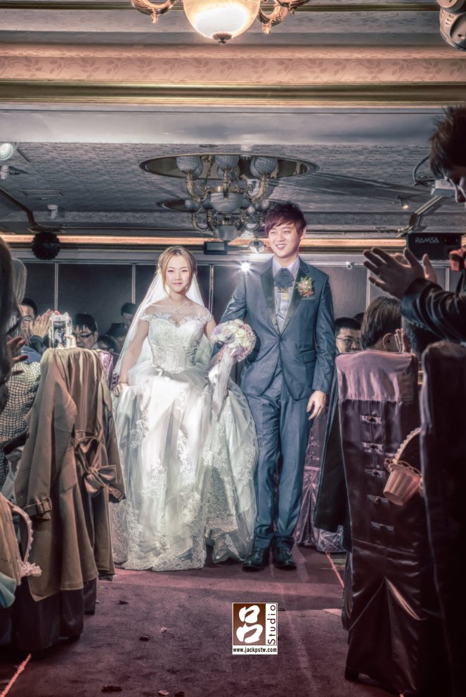 新郎新娘紅地毯 新郎新娘走在紅地毯