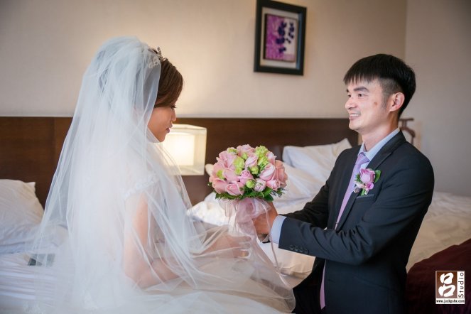 新郎獻上捧花，在過去的歐洲，當男方決定前往女方家求婚時，會在路途中摘下盛開的野花，用花束代表自己的真摯情意送給女方；若女方願意接受男方的愛意，就在花束中抽出一朵花，裝飾在男方胸前做為互許終生的證明。據說這就是大家現在耳熟能詳的新娘捧花，還有新郎胸花的由來。