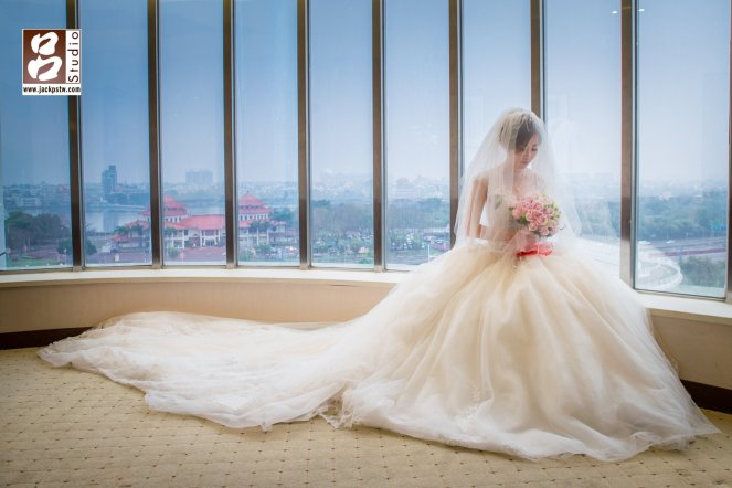 落地窗外面很漂亮，可拍到整個蓮池潭