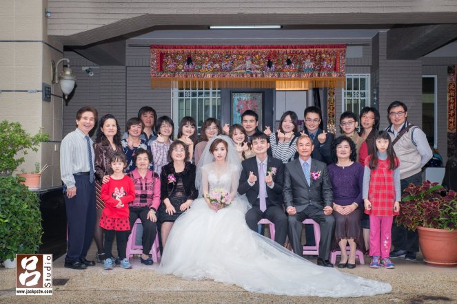 在新家門前拍家族大合照，如果時間上充裕真的建議拍一張給長輩當紀念
