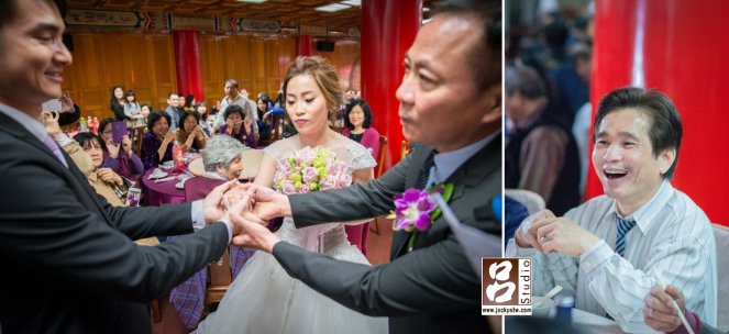 父親把新娘的手交給新郎