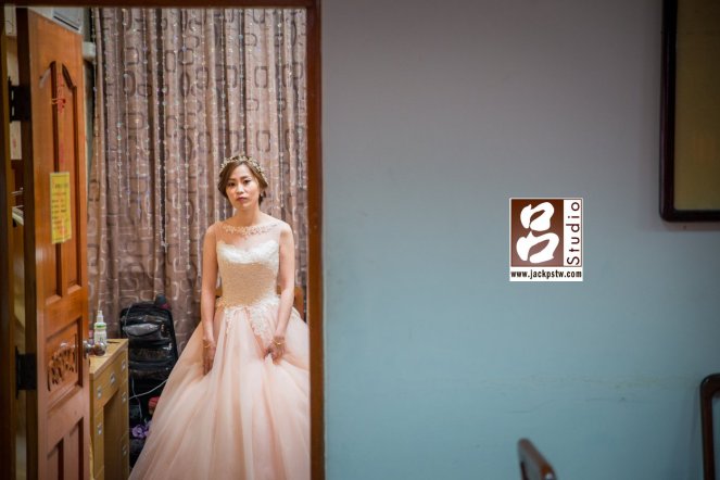 二次進場時，我趁新娘還在化妝室時在等待新郎前來時拍的