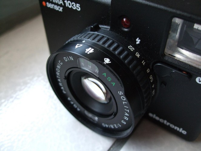 AGFA這一系列都是全自動，所以光圈不可調整的。1035也是一樣，他的光圈是給裝上閃燈之後使用的，此時快門速度固定，才可手動調整光圈，至於平常沒裝閃燈的時候..光圈並不能調整。 測距對焦提供三種距離：一個人，兩個人，以及一座山，大約是近、中、遠三種距離。