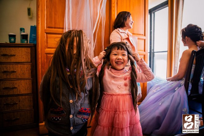 小朋友又玩起來,這次新娘秘書來的東西,看中假髮