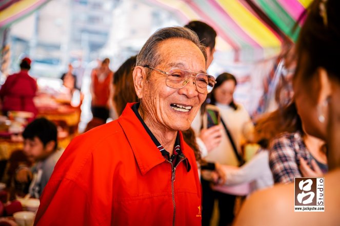 新娘的遠方親友看到新娘已長大要嫁人