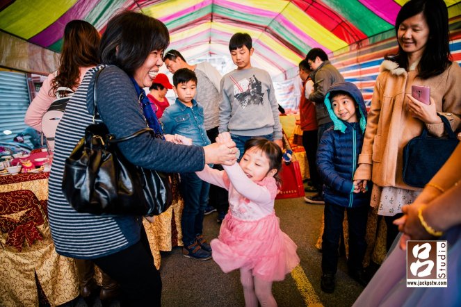 小朋友叫的出來她的輩份,很開心的與小女孩跳舞起來