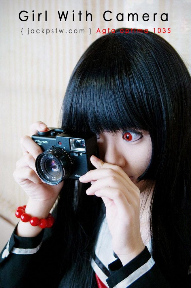 Gril-With-Camera-agfa-1035