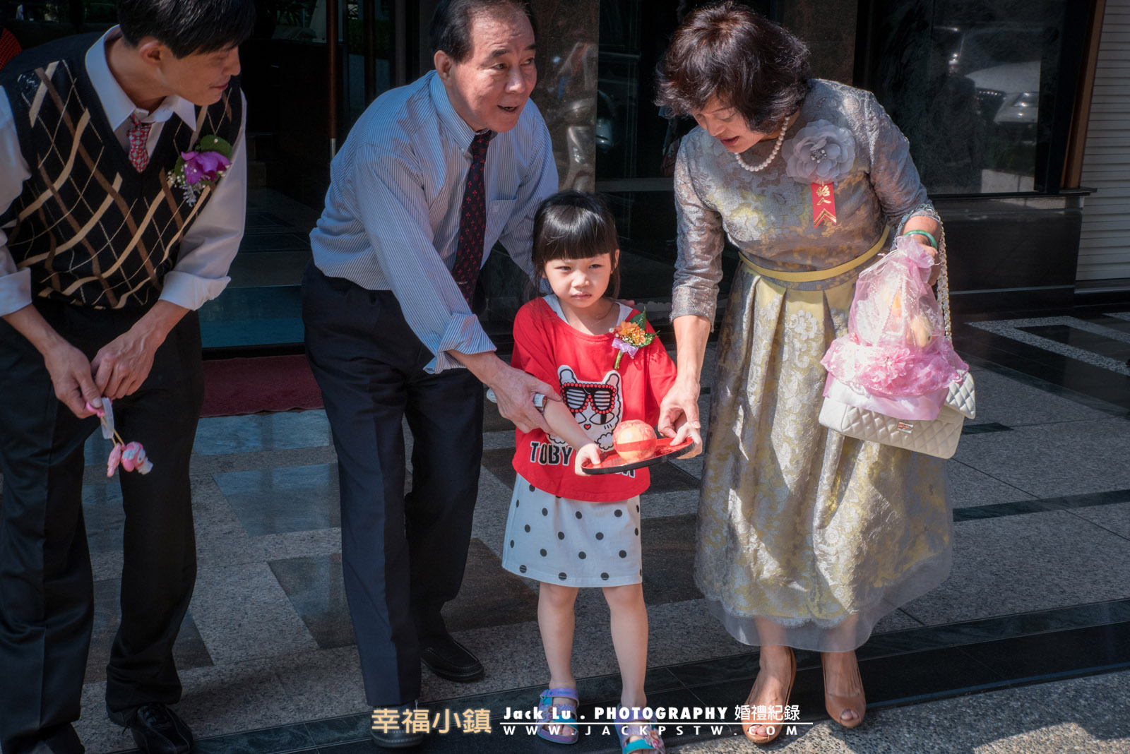 小妹妹是今天開(車)門禮的晚輩,看到很多外人在觀看,很不願意靠近禮車幫新娘開門, 被爸爸爺爺大人們又推又騙的請上去