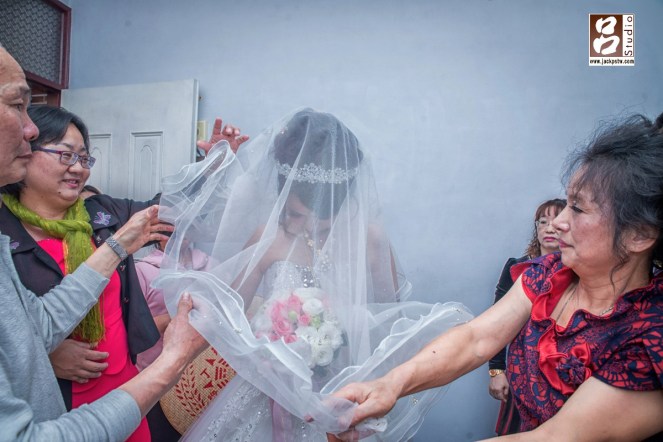 新娘一直忍住不哭,一直低的頭,不想讓別人看到她的表情