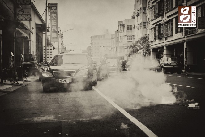 禮車到達放鞭炮