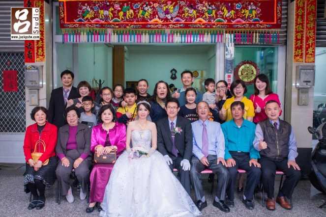 迎娶儀式終於結束,在家門前拍個家族大合照,代表今天儀式正式結束