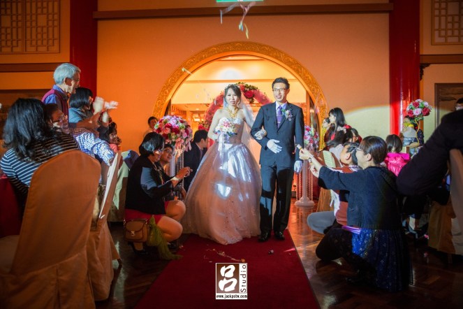 晚宴正式開始,新人進場