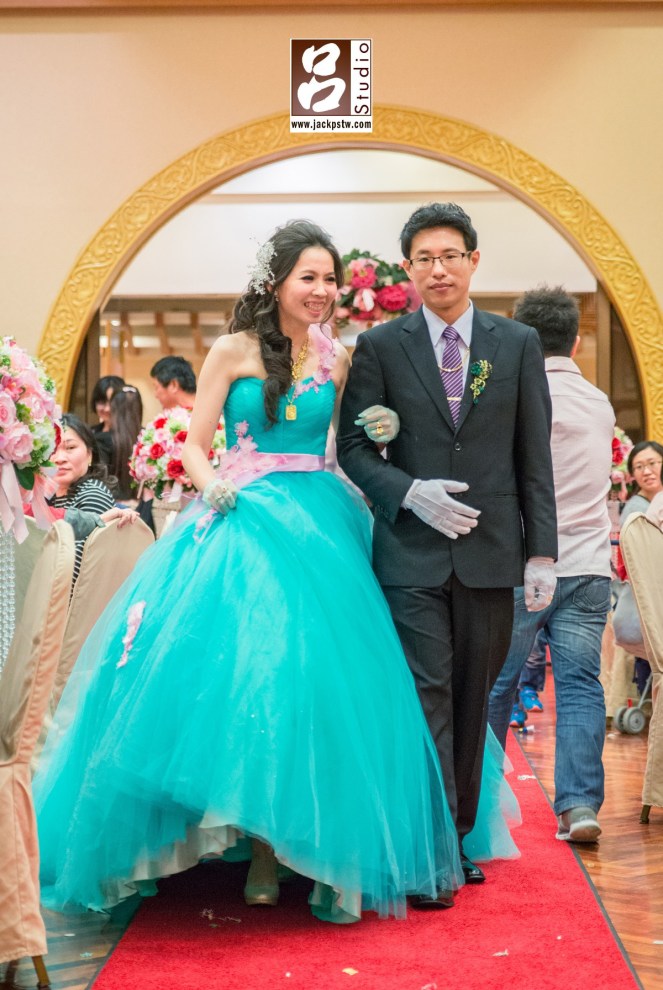 新娘好開心看到好多好久不見的朋友