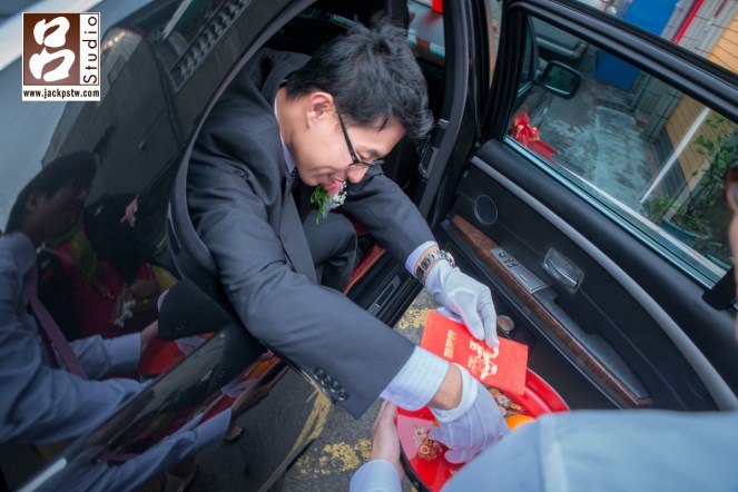 新郎下車摸橘子給紅包
