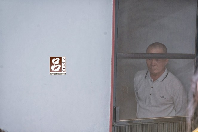 父親的眼神,父親靜靜在新娘房外面看的女兒,雖然只是短短幾秒,小呂可感覺出爸爸對女兒的不捨