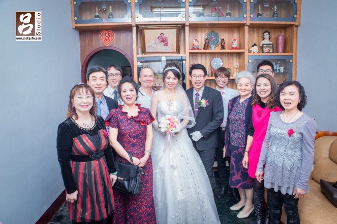 在拜別父母前先拍個大合照