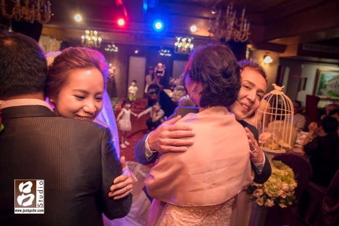 新人給父母一個大大擁抱 新人給父母一個大大擁抱