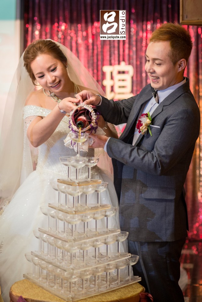 新郎Mehdi和新娘倒香檳 新郎Mehdi和新娘倒香檳