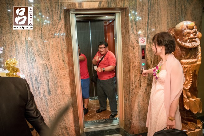 Angela的親友一直想跟新郎說話,又溝通不上,蹦出一些有趣的畫面,新人看到這張應該就會到當時這位先生跳舞的畫面 Angela的親友一直想跟新郎說話,又溝通不上,蹦出一些有趣的畫面,新人看到這張應該就會到當時這位先生跳舞的畫面