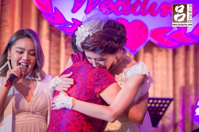 新娘給母親擁抱 wedding-day-photo-kao19