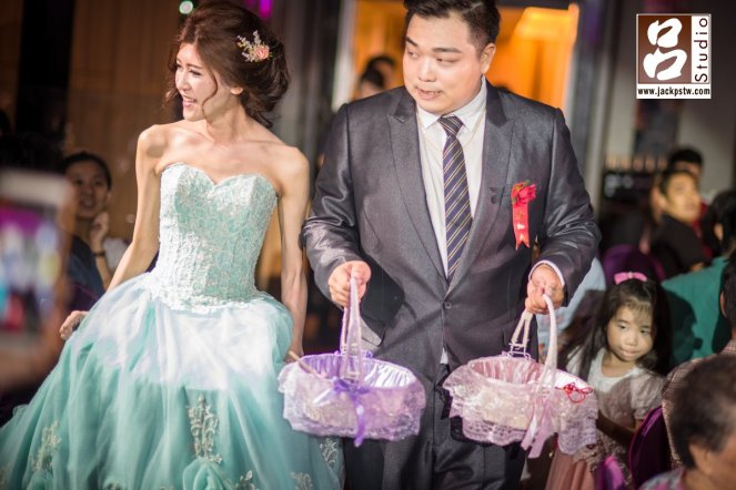 二次進場新娘換上水籃色的禮服 二次進場新娘換上水籃色的禮服