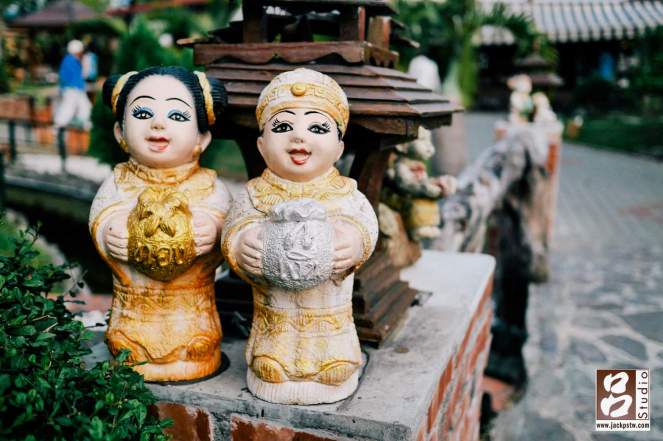 入口的走道放滿這類磁磚的娃娃,感覺還帶點中國穿著