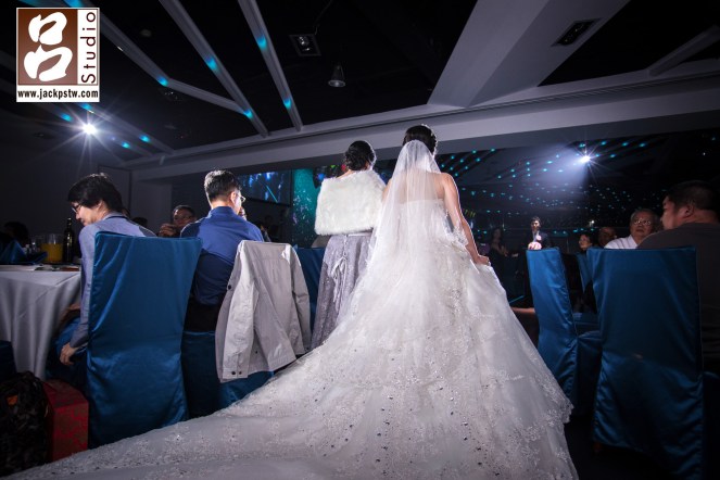 新娘子白紗裙尾