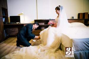 新郎幫新娘穿鞋