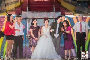 男女雙方家人親密互動