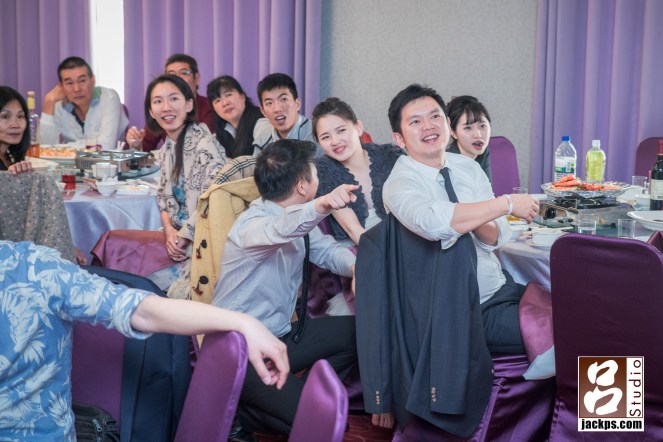 親友看到新娘小時侯的照片,露出驚訝開心興奮的表情