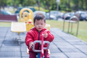 小朋友坐蹺蹺板