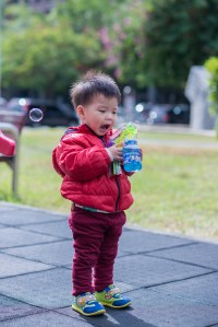 小孩玩吹泡泡