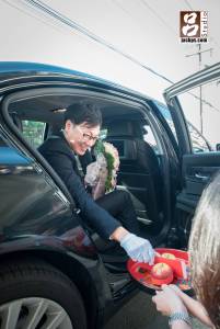 新郎到女方家準備下車給紅包摸蘋果