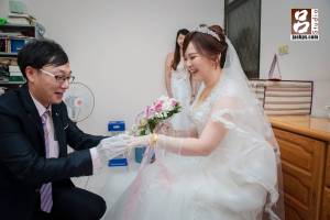幫新娘戴上金戒子