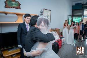 新娘給父親大大擁抱