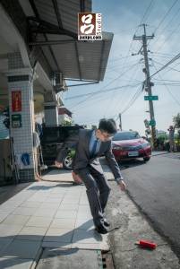 女方家中晚輩撿起新娘丟的扇子