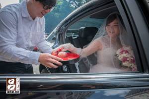 新娘下車摸蘋果